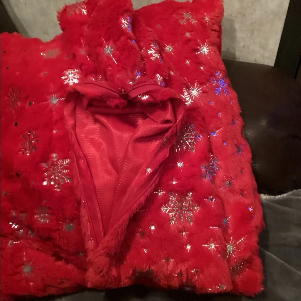 NWOT Pair of Red & Gold Square Holiday Pillow Covers. Size:18x18.